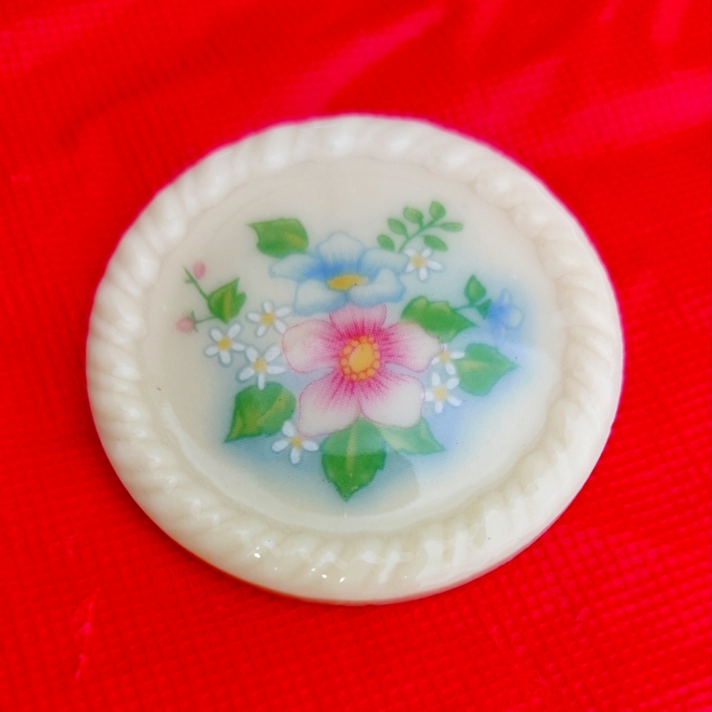 Vintage Avon Cream Resin And Flowers Brooch